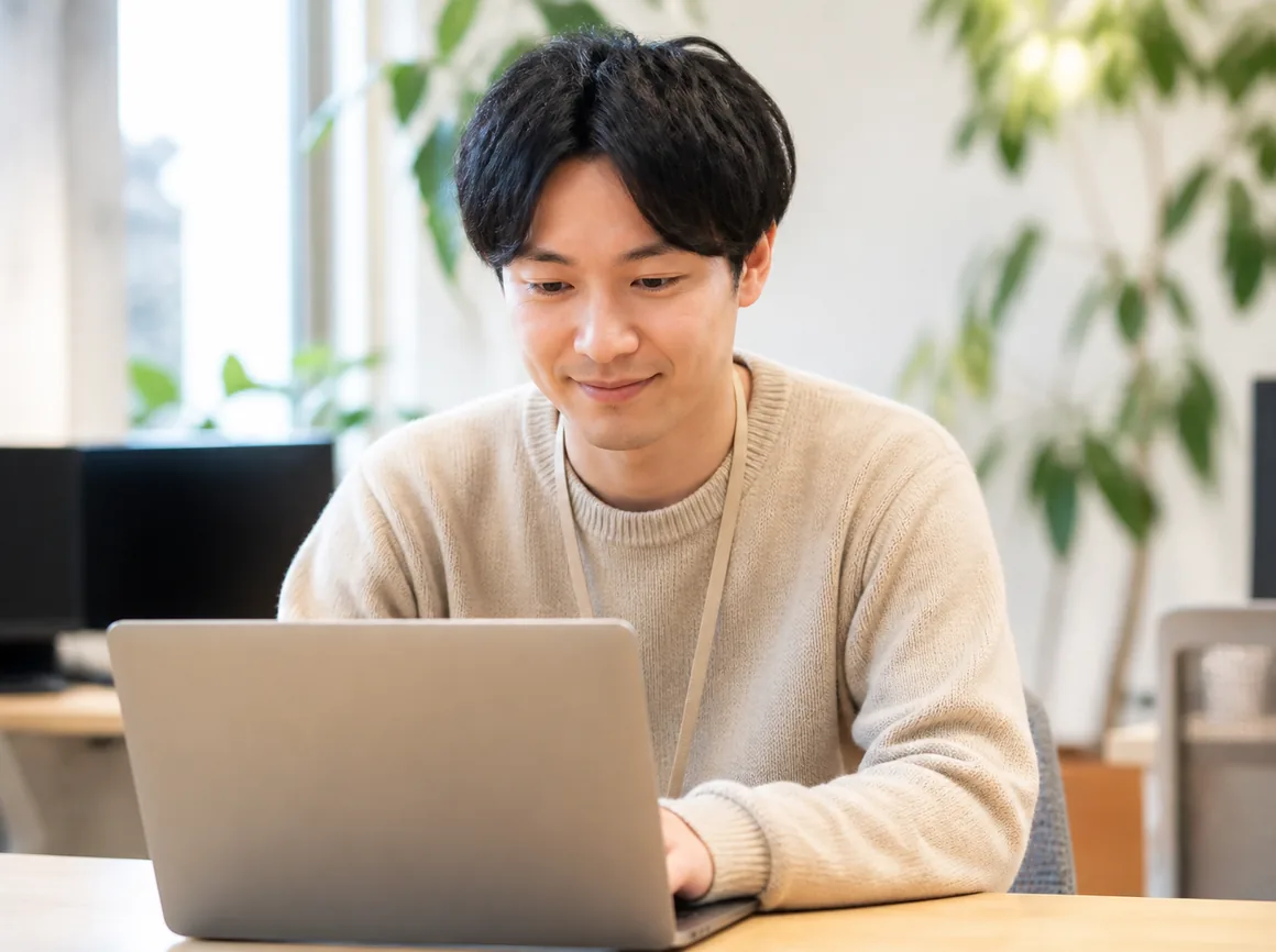 パソコンで事務作業をする様子
