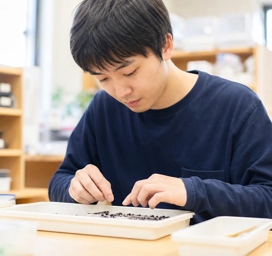 細かな部品を仕分ける様子
